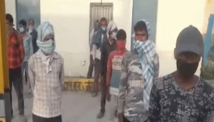 रेलवे ट्रैक से पकड़े गए 17 प्रवासी मजदूर हुए क्वारंटाइन, पैदल ही जा रहे थे झारखंड रेलवे ट्रैक से पकड़े गए 17 प्रवासी मजदूर हुए क्वारंटाइन, पैदल ही जा रहे थे झारखंड