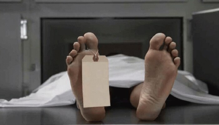नोएडा के एक अस्पताल पर मरीज का शव गेट पर फेंकने का आरोप, DM ने दिए जांच के आदेश नोएडा के एक अस्पताल पर मरीज का शव गेट पर फेंकने का आरोप, DM ने दिए जांच के आदेश