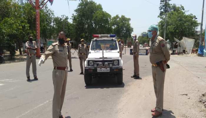 मथुरा में चप्पे-चप्पे पर पुलिस के दावों की खुली पोल, बदमाशों ने दिन दहाड़े बैंक से लूटे 21 लाख मथुरा में चप्पे-चप्पे पर पुलिस के दावों की खुली पोल, बदमाशों ने दिन दहाड़े बैंक से लूटे 21 लाख
