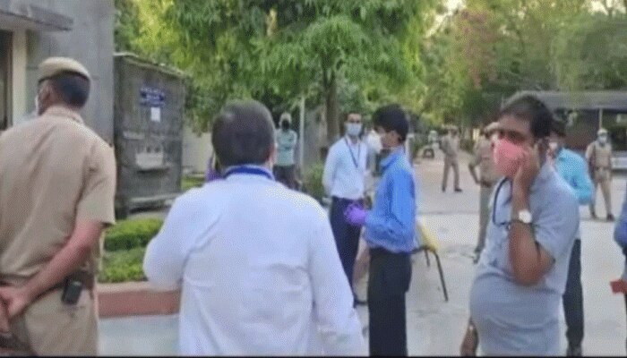 पिता की मौत पर नहीं पहुंच पाई बेटी, नोएडा के DM ने खुद पहुंचकर कराया अंतिम संस्कार पिता की मौत पर नहीं पहुंच पाई बेटी, नोएडा के DM ने खुद पहुंचकर कराया अंतिम संस्कार