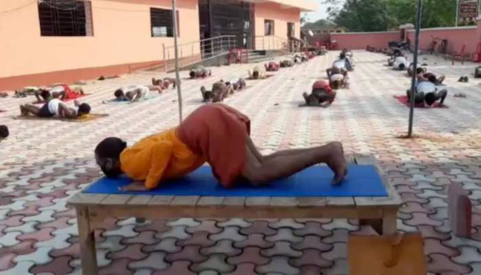 बिहार: मुंगेर के क्वारंटाइन सेंटर में शुरू हुआ योगा क्लास, SDPO की पहल को लोगों ने सराहा बिहार: मुंगेर के क्वारंटाइन सेंटर में शुरू हुआ योगा क्लास, SDPO की पहल को लोगों ने सराहा