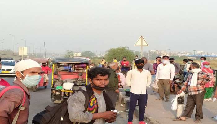 बस मिलने की झूठी खबर सुनकर दिल्ली-गाजीपुर बॉर्डर पर जमा हुई प्रवासी मजदूरों की भीड़ बस मिलने की झूठी खबर सुनकर दिल्ली-गाजीपुर बॉर्डर पर जमा हुई प्रवासी मजदूरों की भीड़