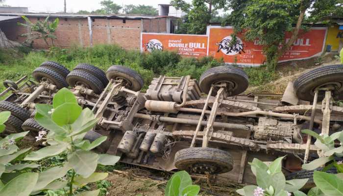 भागलपुर में ट्रक-बस की भीषण टक्कर में 9 लोगों की मौत, प्रवासी मजदूर थे सवार भागलपुर में ट्रक-बस की भीषण टक्कर में 9 लोगों की मौत, प्रवासी मजदूर थे सवार
