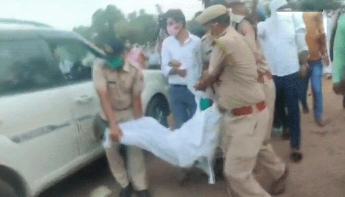 UP: बसों की एंट्री पर 'सियासी बवाल', प्रियंका के सचिव के खिलाफ FIR, PCC चीफ गिरफ्तार UP: बसों की एंट्री पर 'सियासी बवाल', प्रियंका के सचिव के खिलाफ FIR, PCC चीफ गिरफ्तार