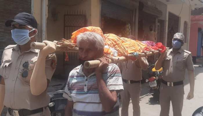 पड़ोसियों ने किया इनकार तो दिल्ली पुलिस ने निभाया फर्ज, बुजुर्ग महिला की अर्थी को दिया कंधा पड़ोसियों ने किया इनकार तो दिल्ली पुलिस ने निभाया फर्ज, बुजुर्ग महिला की अर्थी को दिया कंधा