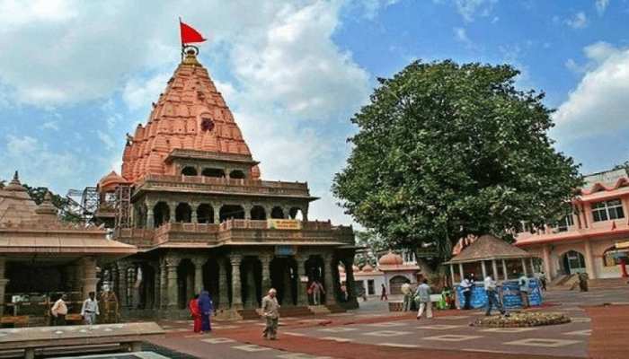 महाकाल मंदिर के सहायक प्रशासक जोशी पर गिरी गाज, लॉकडाउन में श्रद्धालुओं को करा रहे थे दर्शन महाकाल मंदिर के सहायक प्रशासक जोशी पर गिरी गाज, लॉकडाउन में श्रद्धालुओं को करा रहे थे दर्शन