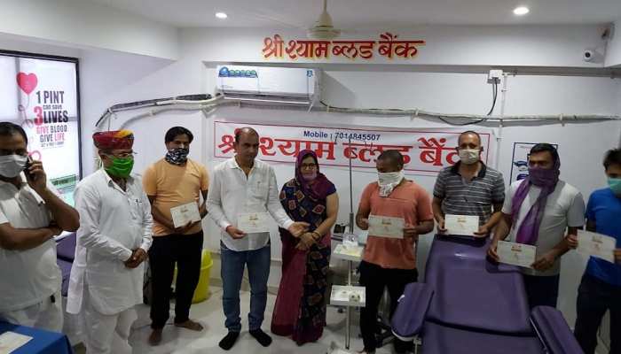 पारीक दंपत्ति ने कुछ इस तरह मनाई अपनी शादी की वर्षगांठ, बन गई मिसाल पारीक दंपत्ति ने कुछ इस तरह मनाई अपनी शादी की वर्षगांठ, बन गई मिसाल