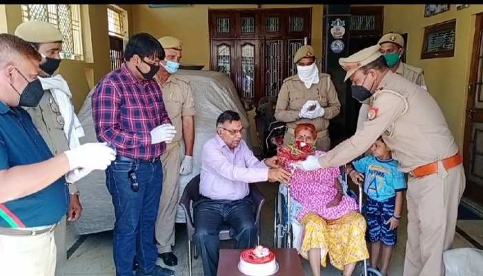 लॉकडाउन 4: शादी की 50वीं सालगिरह पर पुलिस ने कराया मुंह मीठा, भावुक हुए बुजुर्ग दंपती लॉकडाउन 4: शादी की 50वीं सालगिरह पर पुलिस ने कराया मुंह मीठा, भावुक हुए बुजुर्ग दंपती