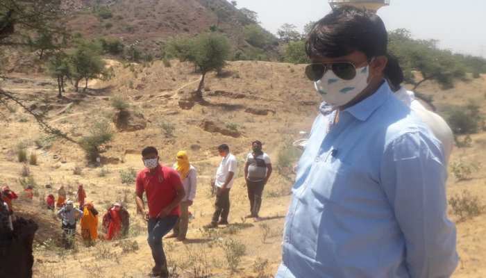 नरेगा कार्यो का विधायक ने किया औचक निरीक्षण, 55 में से सिर्फ 30 श्रमिक ही मौके पर मिले नरेगा कार्यो का विधायक ने किया औचक निरीक्षण, 55 में से सिर्फ 30 श्रमिक ही मौके पर मिले