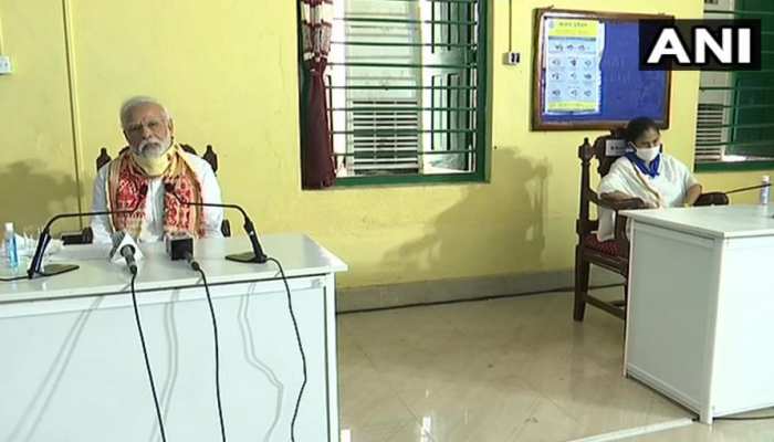 दीदी की तारीफ, 1000 करोड़ की राहत का ऐलान और पीएम मोदी ने मारा मास्टर स्ट्रोक दीदी की तारीफ, 1000 करोड़ की राहत का ऐलान और पीएम मोदी ने मारा मास्टर स्ट्रोक