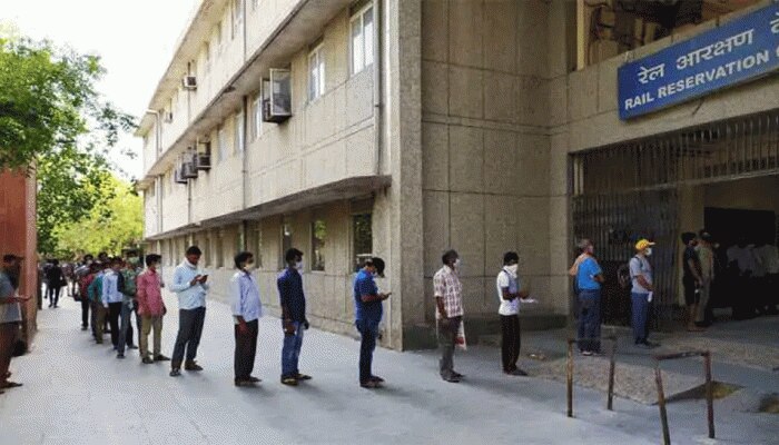 लॉकडाउन के बाद रेलवे प्रशासन ने खोले आरक्षण टिकट काउंटर, ऐसे कर सकेंगे बुकिंग लॉकडाउन के बाद रेलवे प्रशासन ने खोले आरक्षण टिकट काउंटर, ऐसे कर सकेंगे बुकिंग