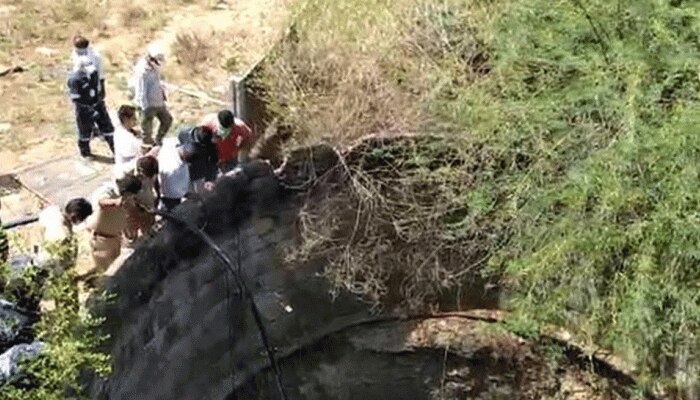 खौफनाक कुआं! 9 लोगों की लाश मिलने से इलाके में हड़कंप, रहस्य का पता लगाने में जुटी पुलिस खौफनाक कुआं! 9 लोगों की लाश मिलने से इलाके में हड़कंप, रहस्य का पता लगाने में जुटी पुलिस