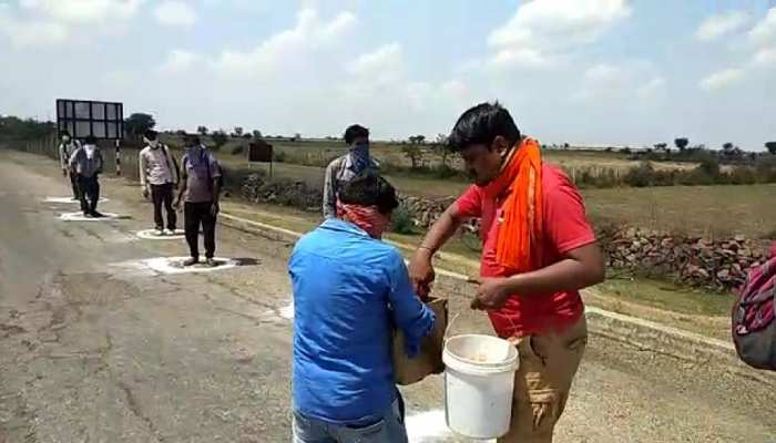 बारां: समाजसेवी मनोज प्रजापति इस तरफ कर रहे लोगों की मदद, हर तरफ इनकी तारीफ बारां: समाजसेवी मनोज प्रजापति इस तरफ कर रहे लोगों की मदद, हर तरफ इनकी तारीफ