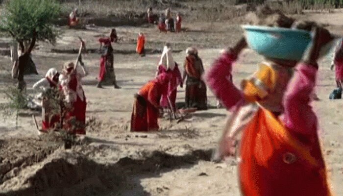 श्रम राज्यमंत्री टीकाराम जूली ने किया मनरेगा में जोहड़ खुदाई कार्य का निरीक्षण श्रम राज्यमंत्री टीकाराम जूली ने किया मनरेगा में जोहड़ खुदाई कार्य का निरीक्षण