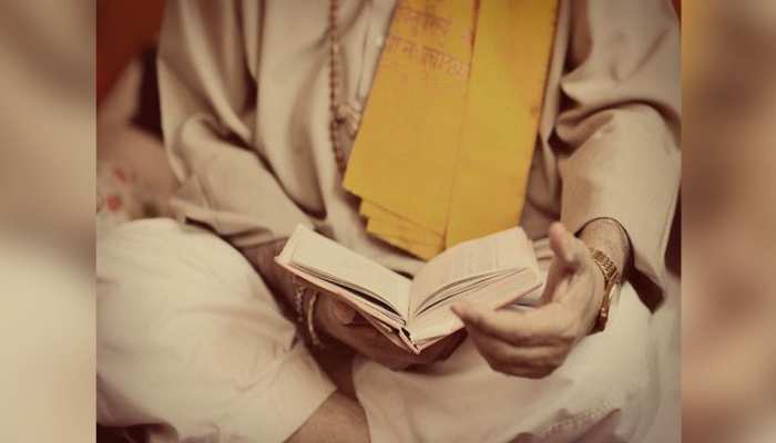 जोधपुर: कोरोना ने ज्योतिषियों-पंडितों की आय पर भी लगाया 'ब्रेक', सरकार से की यह मांग... जोधपुर: कोरोना ने ज्योतिषियों-पंडितों की आय पर भी लगाया 'ब्रेक', सरकार से की यह मांग...