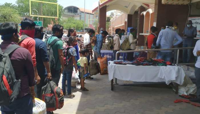 राजस्थान: तपती दोपहरी में नंगे पैरों को मिली चप्पल, खिल उठे श्रमिकों के चेहरे राजस्थान: तपती दोपहरी में नंगे पैरों को मिली चप्पल, खिल उठे श्रमिकों के चेहरे