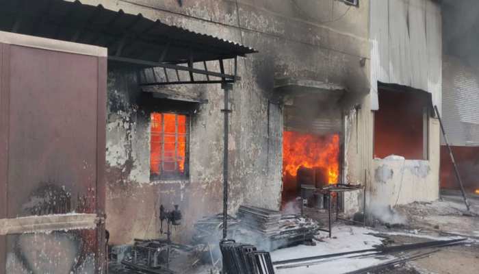 उदयपुर: केमिकल फैक्ट्री में लगी भीषण आग, लाखों का सामान जलकर हुआ राख उदयपुर: केमिकल फैक्ट्री में लगी भीषण आग, लाखों का सामान जलकर हुआ राख