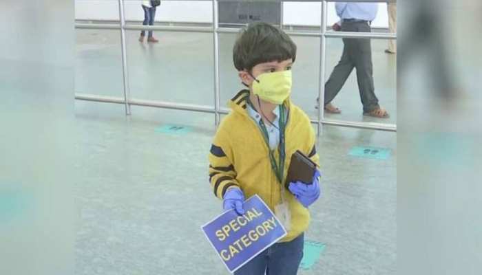 फ्लाइट शुरू होते ही 5 साल का मासूम जब अकेले विमान में बैठकर 3 महीने के बाद मां से मिलने पहुंचा फ्लाइट शुरू होते ही 5 साल का मासूम जब अकेले विमान में बैठकर 3 महीने के बाद मां से मिलने पहुंचा