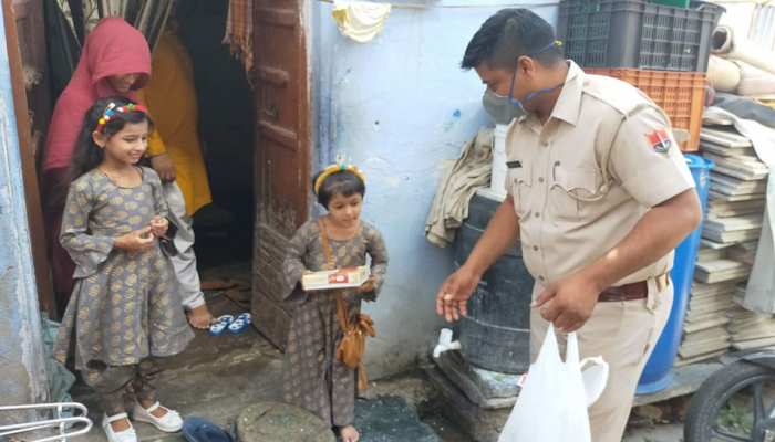 उदयपुर के कर्फ्यू ग्रस्त इलाको में पहुंचे पुलिस अधिकारी, खिल उठे सभी के चेहरे... उदयपुर के कर्फ्यू ग्रस्त इलाको में पहुंचे पुलिस अधिकारी, खिल उठे सभी के चेहरे...