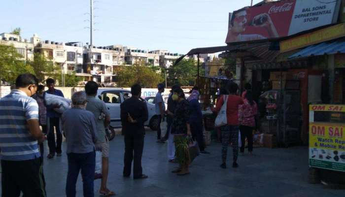 कोरोना संक्रमित मिलने के बाद सोसाइटी सील करने गई पुलिस से भिड़े लोग, ऐसे शांत हुआ मामला कोरोना संक्रमित मिलने के बाद सोसाइटी सील करने गई पुलिस से भिड़े लोग, ऐसे शांत हुआ मामला