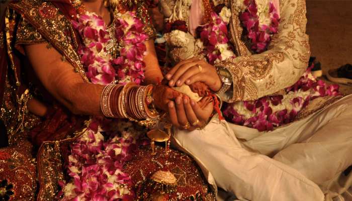 कोरोना काल में शादी! सैनिटाइजर और मास्क से हुआ बारातियों का स्वागत कोरोना काल में शादी! सैनिटाइजर और मास्क से हुआ बारातियों का स्वागत