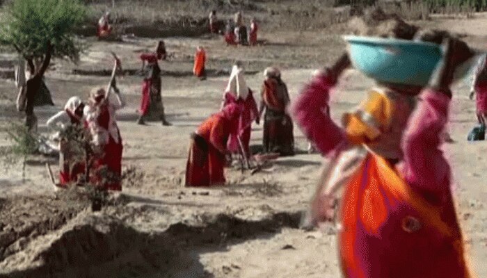 50 डिग्री तापमान में काम करने को मजबूर हैं मजदूर, न पानी मिलता, न छांव 50 डिग्री तापमान में काम करने को मजबूर हैं मजदूर, न पानी मिलता, न छांव