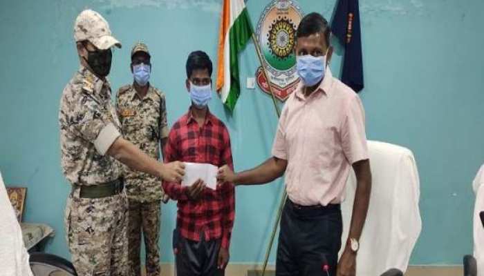इनामी नक्सली कमांडर ने किया आत्मसमर्पण, 25 जवानों की हत्या में था शामिल इनामी नक्सली कमांडर ने किया आत्मसमर्पण, 25 जवानों की हत्या में था शामिल