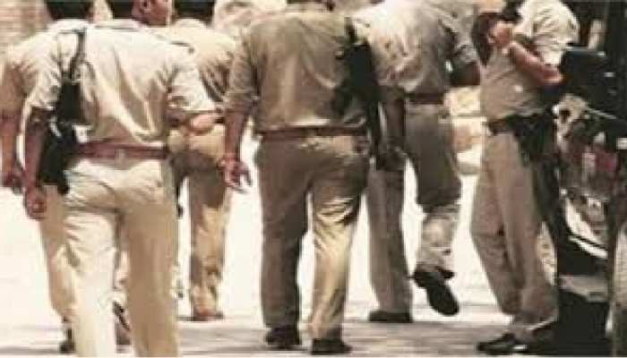 उज्जैन: 'आई डोंट फॉलों रूल' लिखी टीशर्ट पहन युवक ने दी पुलिस को चुनौती, फिर हुआ ये उज्जैन: 'आई डोंट फॉलों रूल' लिखी टीशर्ट पहन युवक ने दी पुलिस को चुनौती, फिर हुआ ये