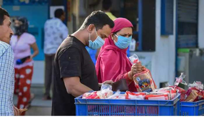 आगरा: बिना मास्क बाहर घूमने वालों की अब खैर नहीं, पकड़े जाने पर देना होगा जुर्माना आगरा: बिना मास्क बाहर घूमने वालों की अब खैर नहीं, पकड़े जाने पर देना होगा जुर्माना