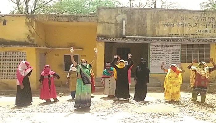 चौमूं में पानी के लिए महिलाओं ने किया प्रदर्शन, जलदाय विभाग के अधिकारी हुए बेपरवाह चौमूं में पानी के लिए महिलाओं ने किया प्रदर्शन, जलदाय विभाग के अधिकारी हुए बेपरवाह