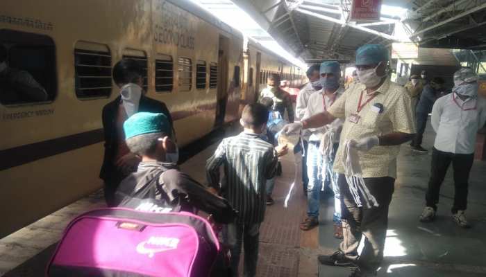 उत्तर पश्चिम रेलवे ने चलाई इतनी अधिक श्रमिक स्पेशल ट्रेन, 1.75 लाख प्रवासी पहुंचे घर उत्तर पश्चिम रेलवे ने चलाई इतनी अधिक श्रमिक स्पेशल ट्रेन, 1.75 लाख प्रवासी पहुंचे घर