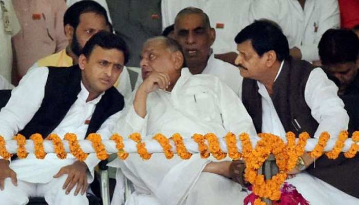 रूठे चाचा को मनाने के लिए अखिलेश यादव ने चली ये चाल रूठे चाचा को मनाने के लिए अखिलेश यादव ने चली ये चाल