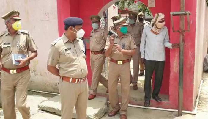 संभल: मंदिर परिसर में मिला पुजारी और उसके बेटे का शव, जानिए पुलिस ने क्या बताई मौत की वजह? संभल: मंदिर परिसर में मिला पुजारी और उसके बेटे का शव, जानिए पुलिस ने क्या बताई मौत की वजह?