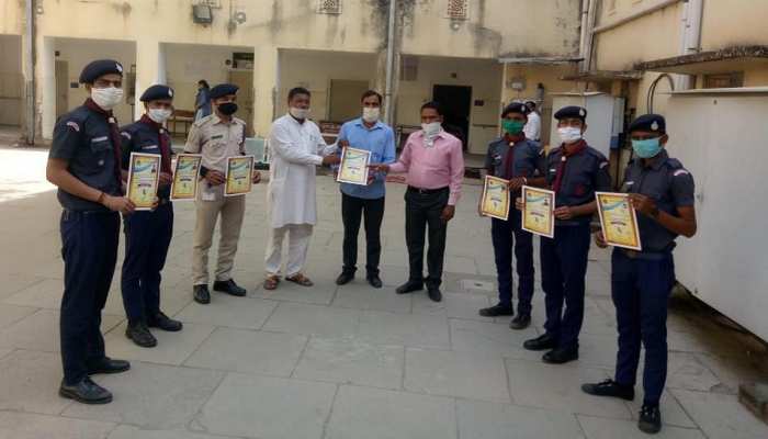 लॉकडाउन के दौरान जिला प्रशासन को सेवाएं दे रहे स्काउट-गाइड का हुआ सम्मान लॉकडाउन के दौरान जिला प्रशासन को सेवाएं दे रहे स्काउट-गाइड का हुआ सम्मान
