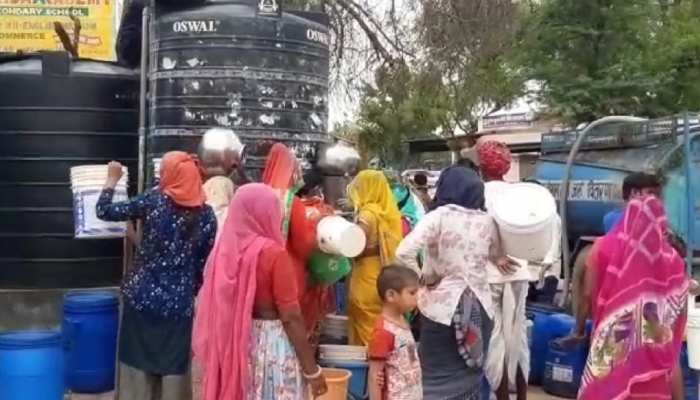 जयपुर: आसमान में पारा चढ़ा, धरती में पानी घटा, 4000 परिवारों की प्यास टैंकरों के सहारे जयपुर: आसमान में पारा चढ़ा, धरती में पानी घटा, 4000 परिवारों की प्यास टैंकरों के सहारे