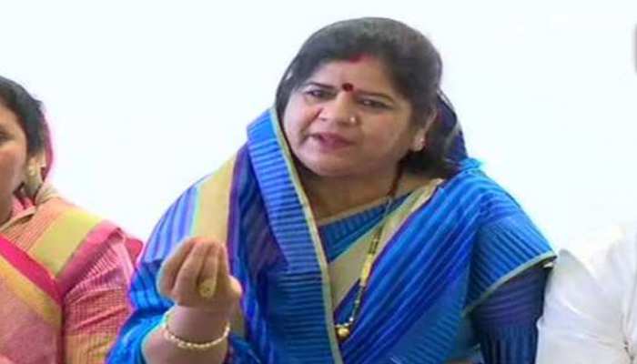 केंद्रीय मंत्री से मुलाकात पर बोली इमरती देवी, कांग्रेस को मिर्ची लगी तो कलेक्टर से कर दें शिकायत केंद्रीय मंत्री से मुलाकात पर बोली इमरती देवी, कांग्रेस को मिर्ची लगी तो कलेक्टर से कर दें शिकायत