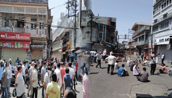 कोटा में बजाजखाना और बर्तन बाजार खुलवाने की मांग को लेकर सड़क पर उतरे व्यापारी कोटा में बजाजखाना और बर्तन बाजार खुलवाने की मांग को लेकर सड़क पर उतरे व्यापारी