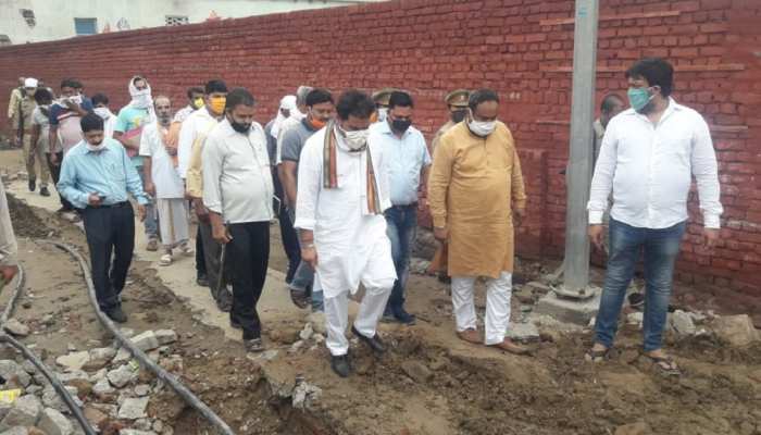 मथुरा: विकास कार्यों का औचक निरीक्षण करने पहुंचे ऊर्जा मंत्री, अधिकारियों को दिए अहम निर्देश मथुरा: विकास कार्यों का औचक निरीक्षण करने पहुंचे ऊर्जा मंत्री, अधिकारियों को दिए अहम निर्देश