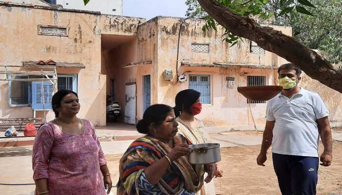 जयपुर: पक्षियों की प्यास बुझाने का संकल्प, युवाओं ने छतों के साथ पेड़ों पर बांधे परिंडे जयपुर: पक्षियों की प्यास बुझाने का संकल्प, युवाओं ने छतों के साथ पेड़ों पर बांधे परिंडे