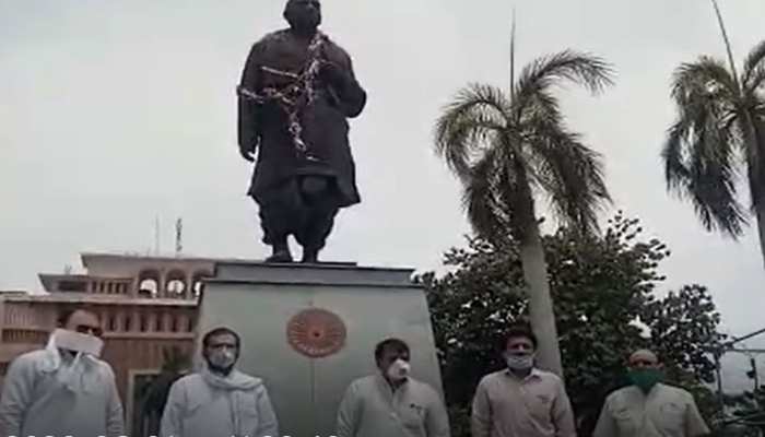 3 महीने बाद भोपाल मंत्रालय में कांग्रेसियों ने वंदे मातरम गाकर भाजपा पर कसा तंज 3 महीने बाद भोपाल मंत्रालय में कांग्रेसियों ने वंदे मातरम गाकर भाजपा पर कसा तंज