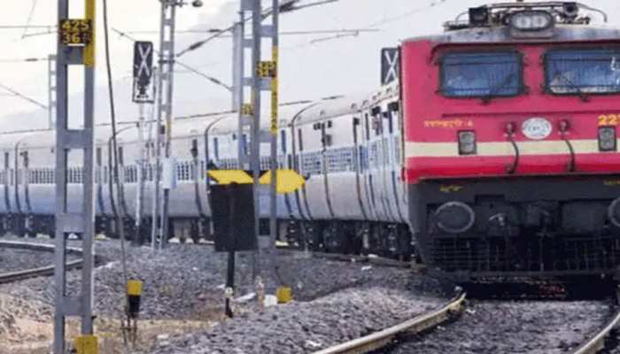MP:पूरे 71 दिन बाद पटरी पर दौड़ी ट्रेन, स्टेशनों पर किए गए ये इंतेजाम MP:पूरे 71 दिन बाद पटरी पर दौड़ी ट्रेन, स्टेशनों पर किए गए ये इंतेजाम