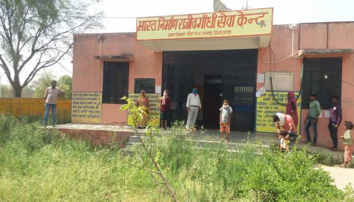 जयपुर: जांच के लिए पहुंचे अधिकारी तो पंचायत पर लटका मिला ताला जयपुर: जांच के लिए पहुंचे अधिकारी तो पंचायत पर लटका मिला ताला