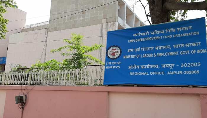 कोरोना का असर बचत खातों पर, 10 लाख लोगों ने PF की राशि निकालने के लिए किया आवेदन कोरोना का असर बचत खातों पर, 10 लाख लोगों ने PF की राशि निकालने के लिए किया आवेदन