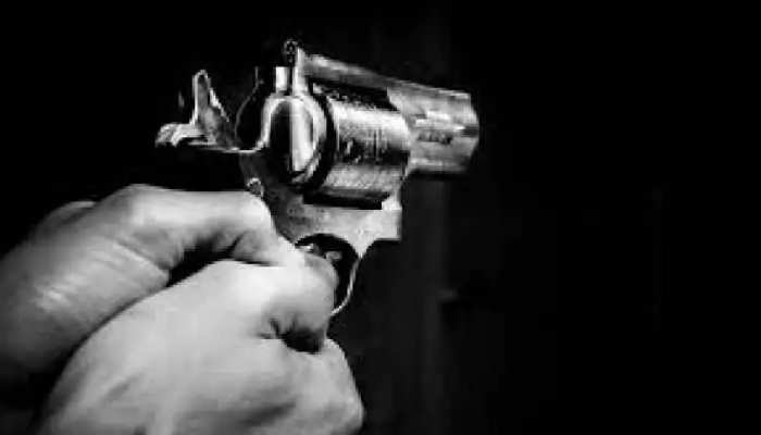 छतरपुर: नगर पालिका परिषद CMO की पत्नी को सफाईकर्मी ने घर में घुसकर मारी गोली, हालत गंभीर छतरपुर: नगर पालिका परिषद CMO की पत्नी को सफाईकर्मी ने घर में घुसकर मारी गोली, हालत गंभीर