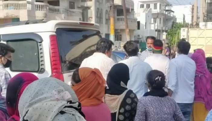 आगरा: राशन वितरण के दौरान आगरा सांसद से भिड़े PSP नेता, मारपीट तक पहुंच गई नौबत आगरा: राशन वितरण के दौरान आगरा सांसद से भिड़े PSP नेता, मारपीट तक पहुंच गई नौबत