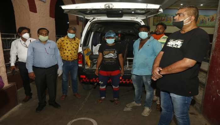 रेलवे की इतनी बड़ी चूक, VIP ट्रेन में बिना मास्क घूमता रहा मानसिक रोगी रेलवे की इतनी बड़ी चूक, VIP ट्रेन में बिना मास्क घूमता रहा मानसिक रोगी