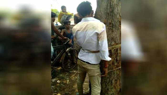बिहार: दबंगों ने पेड़ से बांधकर की युवक की जमकर पिटाई, हुआ गिरफ्तार बिहार: दबंगों ने पेड़ से बांधकर की युवक की जमकर पिटाई, हुआ गिरफ्तार