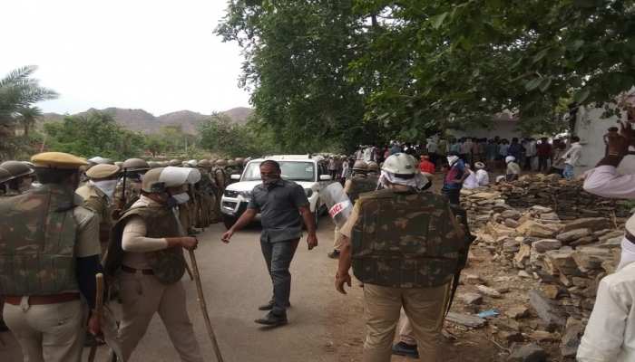 उदयपुर: सराड़ा में आदिवासी युवक की हत्या को लेकर फैला तनाव, 6 आरोपी गिरफ्तार उदयपुर: सराड़ा में आदिवासी युवक की हत्या को लेकर फैला तनाव, 6 आरोपी गिरफ्तार