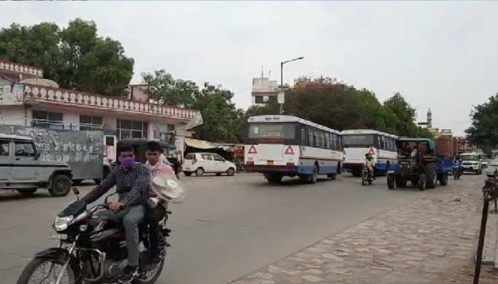 अनलॉक 1.0 के बीच बाजार में लौटने लगी रौनक, लेकिन यहां आने से डर रहे लोग अनलॉक 1.0 के बीच बाजार में लौटने लगी रौनक, लेकिन यहां आने से डर रहे लोग