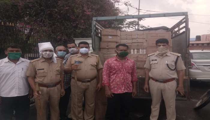 जयपुर की सड़कों पर दौड़ रही थी ये पिकअप, पुलिस ने त्रिपाल हटाया तो निकला शराब का जखीरा जयपुर की सड़कों पर दौड़ रही थी ये पिकअप, पुलिस ने त्रिपाल हटाया तो निकला शराब का जखीरा